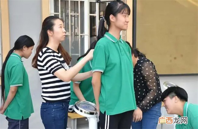 儿子半年长高10cm 只因做对4件事 青春期长高季家长要重视