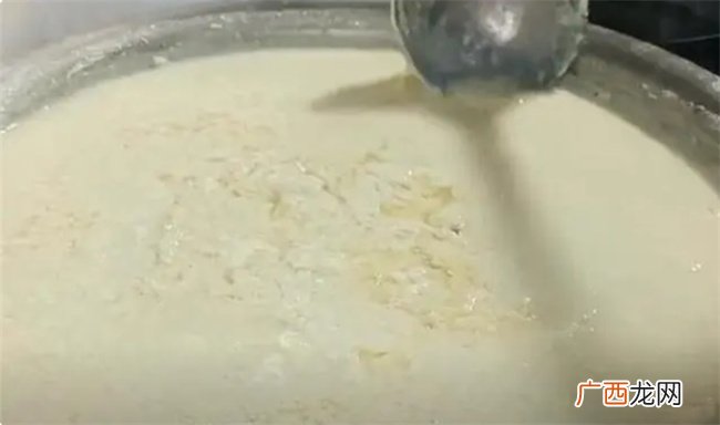 把白醋倒入豆浆里 瞬间变豆花 简单零添加 吃着更放心