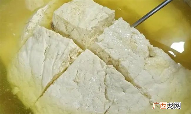 把白醋倒入豆浆里 瞬间变豆花 简单零添加 吃着更放心