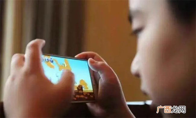爱玩手机和少玩手机 长大后差距明显 让孩子自己安排 我这样做