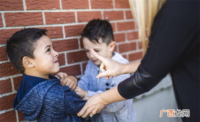孩子总打人怎么教育 小孩打大人要怎么管教