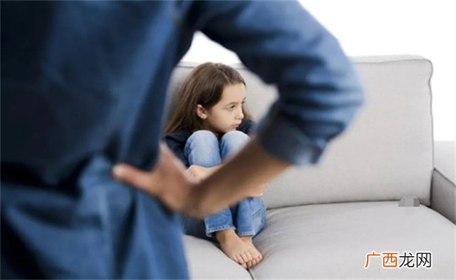父母的这几种行为 容易培养出“自我霸凌”的孩子