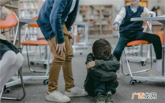 父母的这几种行为 容易培养出“自我霸凌”的孩子