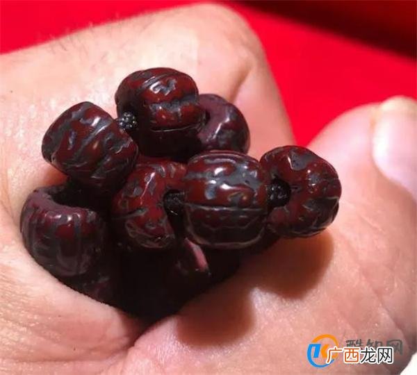 自己盘红的文玩对健康真的没有影响吗？质疑是因为包浆混乱！