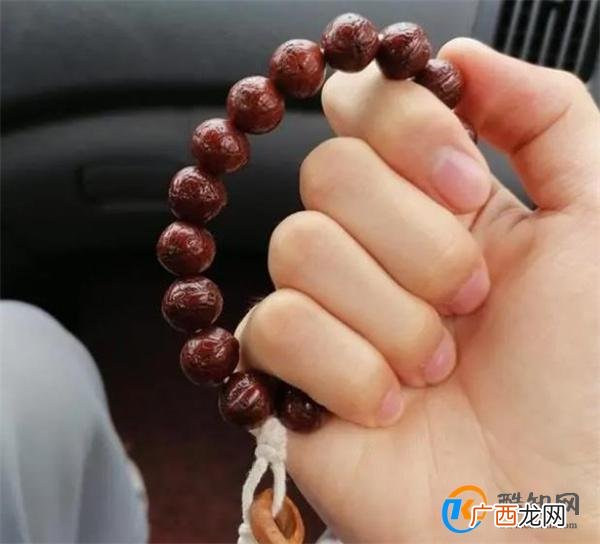 自己盘红的文玩对健康真的没有影响吗？质疑是因为包浆混乱！