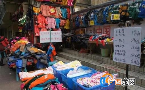 路边摊9.9元一件的衣服 都是从哪来的 很多人还以为捡漏了