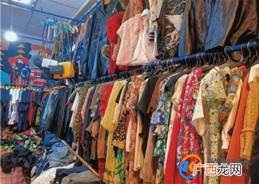 路边摊9.9元一件的衣服 都是从哪来的 很多人还以为捡漏了