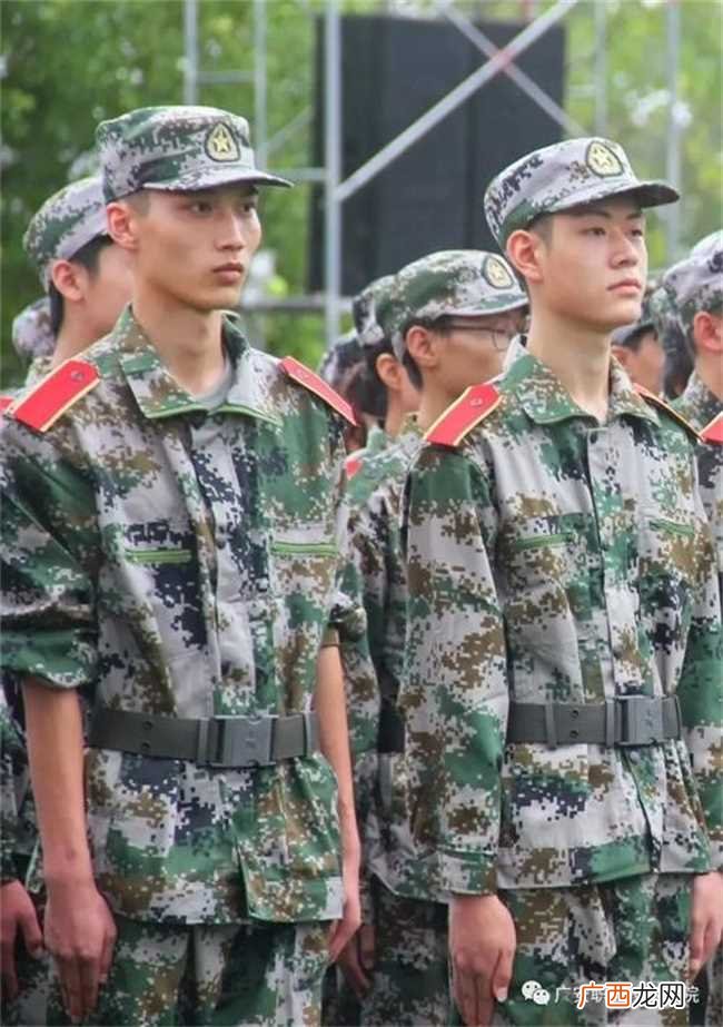 大学军训的衣服是买的吗还是学校免费发的 大学军训的衣服是学校发吗