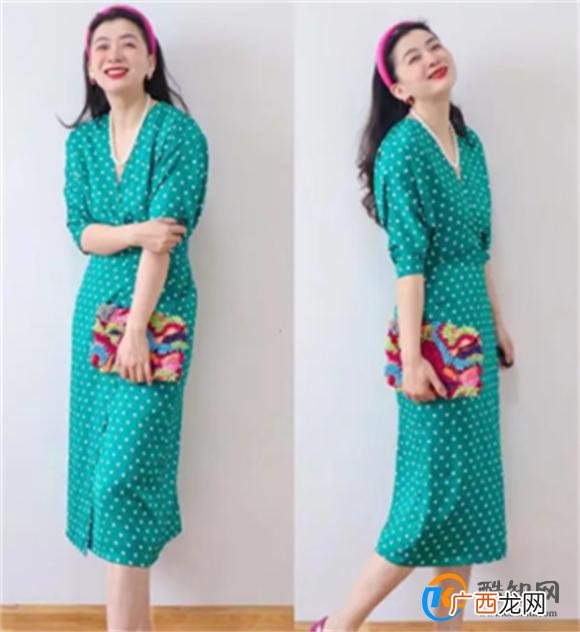 中年女人的夏天亮色连衣裙才更惹眼穿上它甜美又减龄