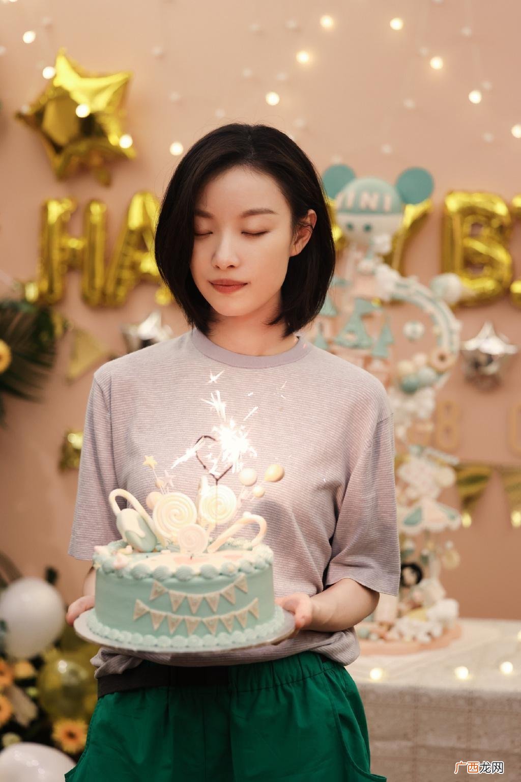 穿T恤搭配绿色短裤显少女感  绿色短裤配什么颜色的t恤