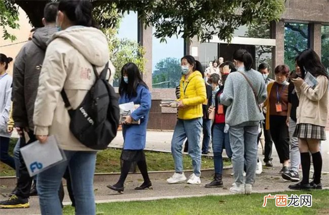 考公团考到国外 明知海外公务员工资低 我国毕业生仍执着
