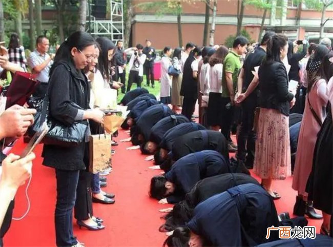 养娃看国外 养老看传统 在两套标准间反复横跳的中式父母