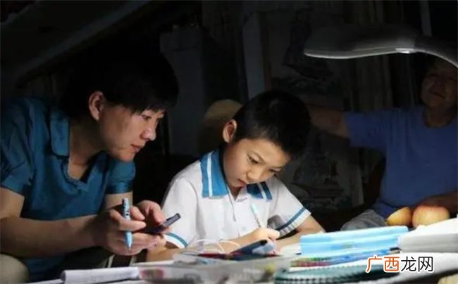 孩子一写作业就磨蹭这3个症结是根源 对症下药告别拖拉