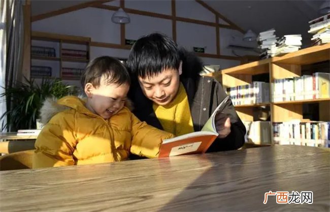 亲子共读的两种常见模式都有各自的弊端 父母应如何避免