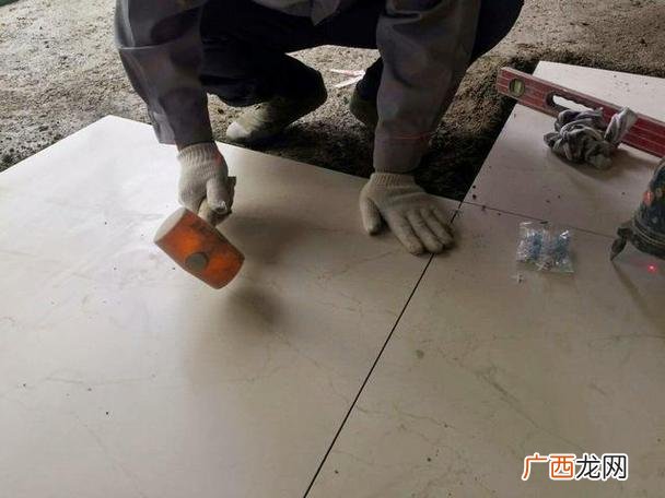 二次装修地板砖怎么翻新 敲掉地砖重铺很费钱吗
