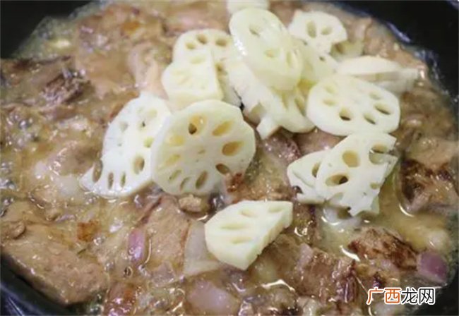 做道营养好吃的莲藕秋葵烧肉片 滋润去燥 美味解馋超下饭