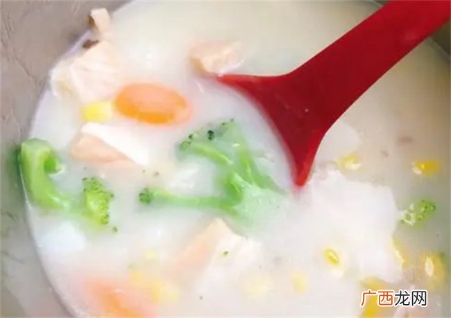 玉米浓汤很简单 要好吃不容易 加上鲑鱼 鲜上加鲜 好吃到爆