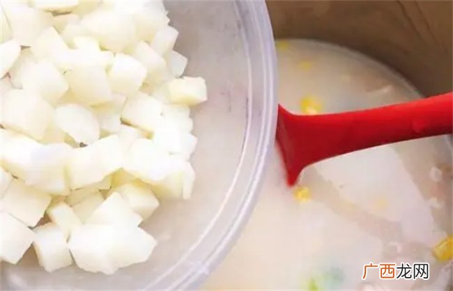 玉米浓汤很简单 要好吃不容易 加上鲑鱼 鲜上加鲜 好吃到爆