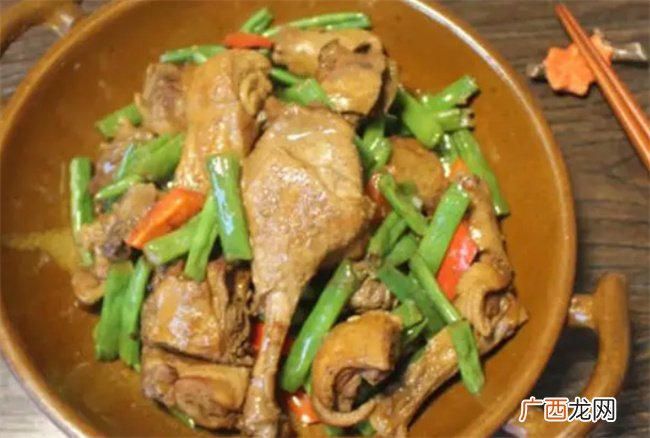 四季豆烧鸭腿酱香浓郁 味道太香了米饭都不够吃了