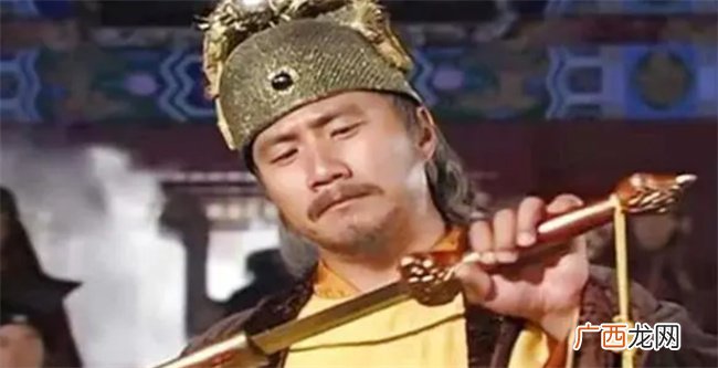 朱元璋批奏折到深夜 宫女端来热粥 朱元璋：粥留下 人杀了