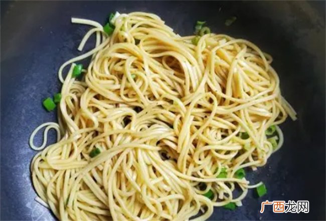 在家做道鸡丝干拌面 这样做吃起来细嫩可口 并且非常入味