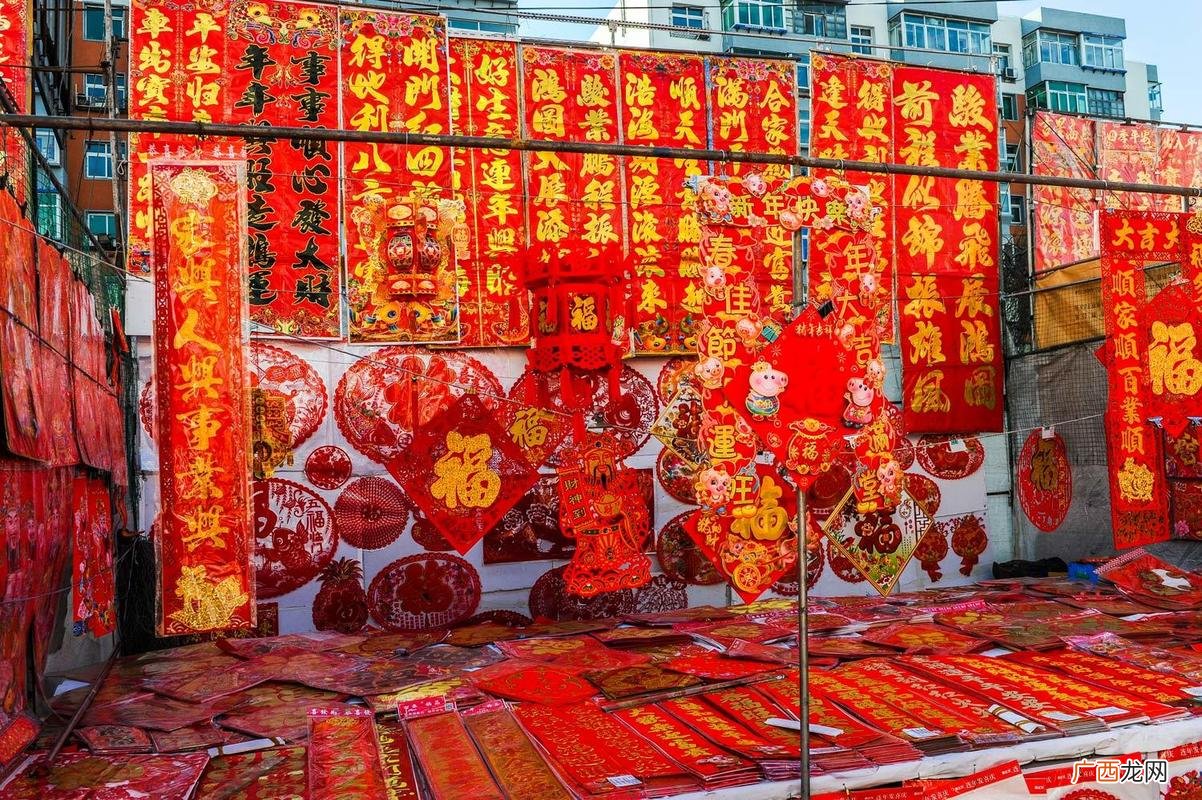 过年贴春联的由来介绍 贴春联是因为什么原因简答