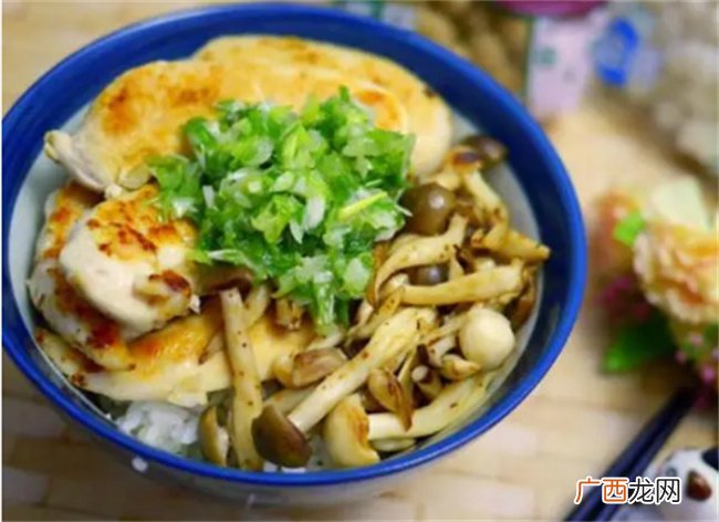 教你做道速食盖浇饭 双菇滑鸡盖浇饭 味道嫩滑又香甜可口