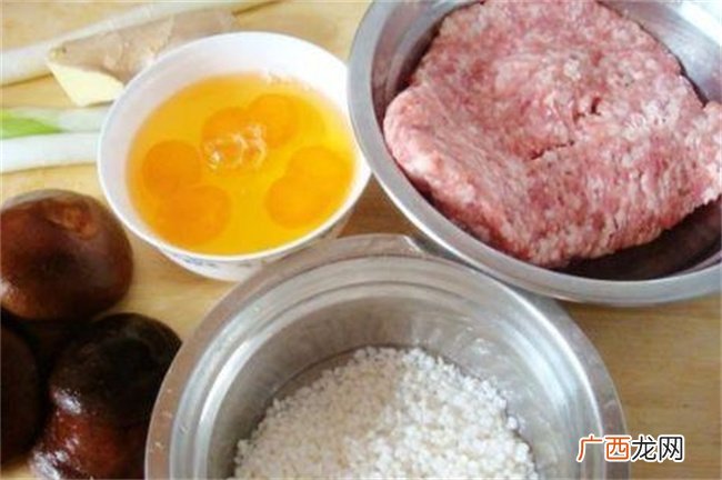 口感软糯鲜嫩 味道层次分明的糯米咸蛋黄肉丸子 小朋友最爱