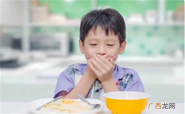 对于不愿意自主进食的孩子 家长用鼓励引导代替频繁催促