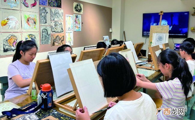 近八成受访家长直言 “隐形变异”学科类校外培训加剧了教育焦虑 要如何解决呢