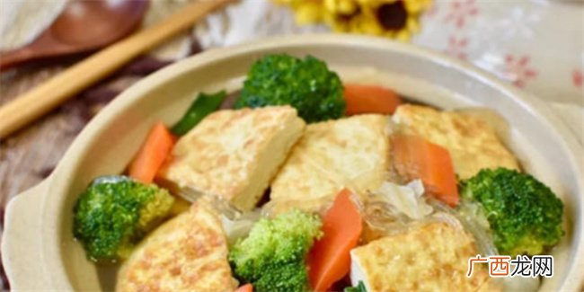 天气渐渐变凉做一锅蔬菜豆腐煲 热腾腾的 大人小孩都爱吃