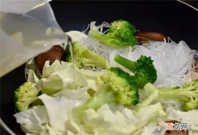 天气渐渐变凉做一锅蔬菜豆腐煲 热腾腾的 大人小孩都爱吃