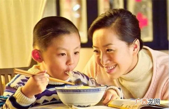 小孩不好好吃饭 不要烦躁 做到这几点孩子饮食习惯不会差