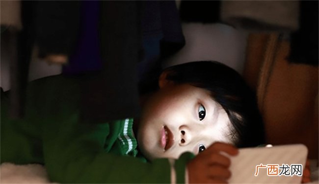 ?孩子不玩手机就发疯怎么办 孩子沉迷手机怎么教育