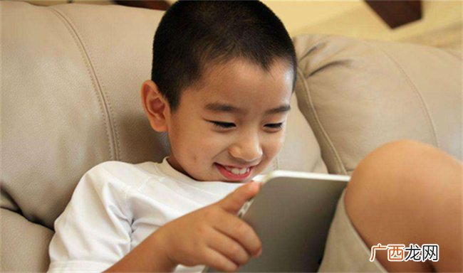?孩子不玩手机就发疯怎么办 孩子沉迷手机怎么教育