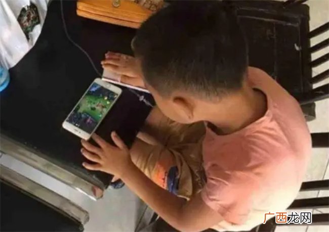 孩子沉迷手机无法自拔 家长学会这三招 不再需要打骂 轻松解决