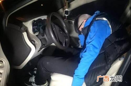 ?在车里面过夜要启动发动机吗 不发动车在车里睡觉没事吧