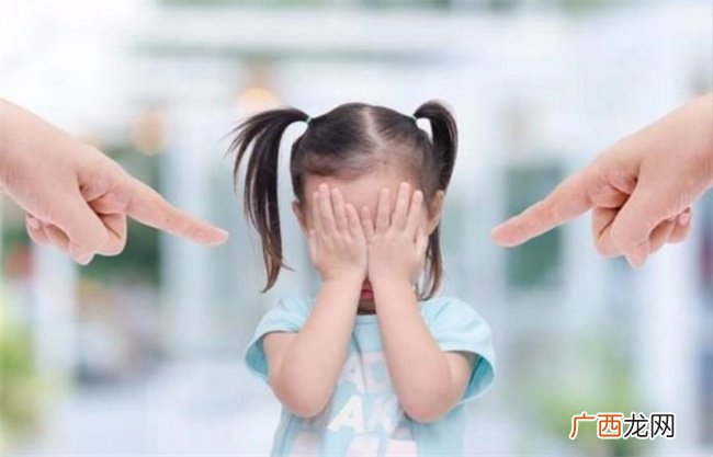 熊孩子喜欢糟蹋东西 家长的阻拦和斥责 反而扼杀了他们的好奇心