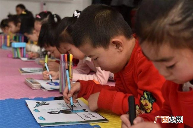 熊孩子喜欢糟蹋东西 家长的阻拦和斥责 反而扼杀了他们的好奇心