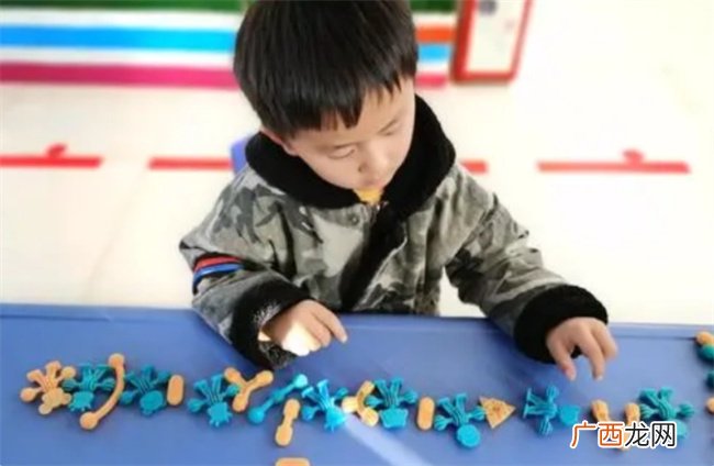熊孩子喜欢糟蹋东西 家长的阻拦和斥责 反而扼杀了他们的好奇心