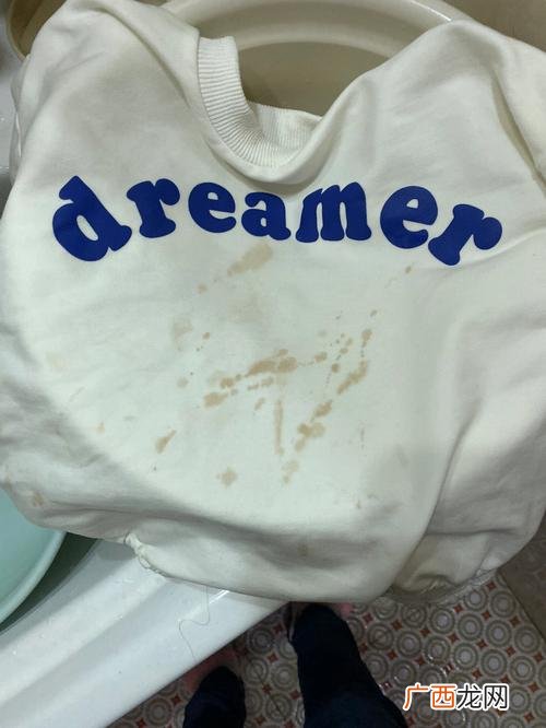84可以漂白衣服上的污渍吗