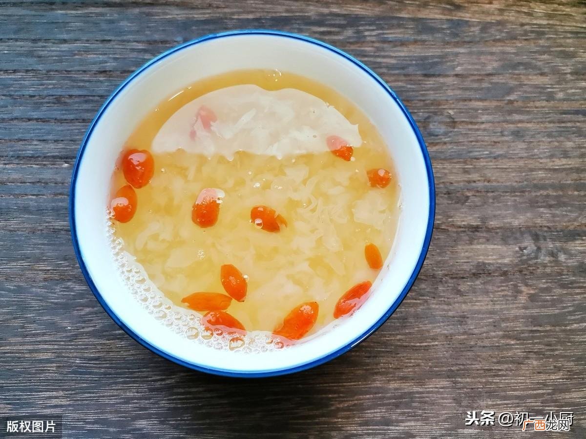 银耳用冷水泡还是热水泡 银耳用冷水泡还是热水