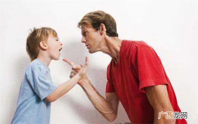 爸爸教训孩子时 妈妈最好别有这种行为 不然会让孩子讨厌