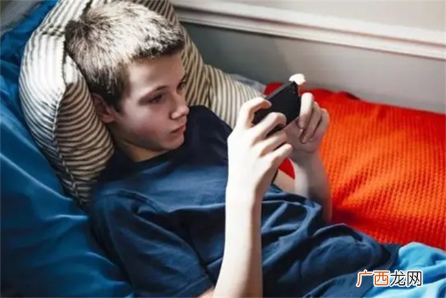?学生天天玩手机怎么办 如何解决孩子迷恋手机的问题