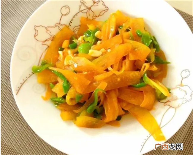 西瓜皮炒着吃 香辣开胃简单学 学会的再也不扔西瓜皮了