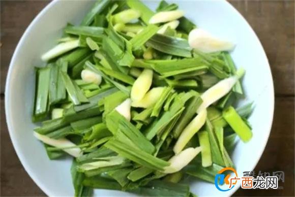 蒜苗炒肉的正确做法 教你一个技巧 炒出来的肉不干不硬口感滑嫩