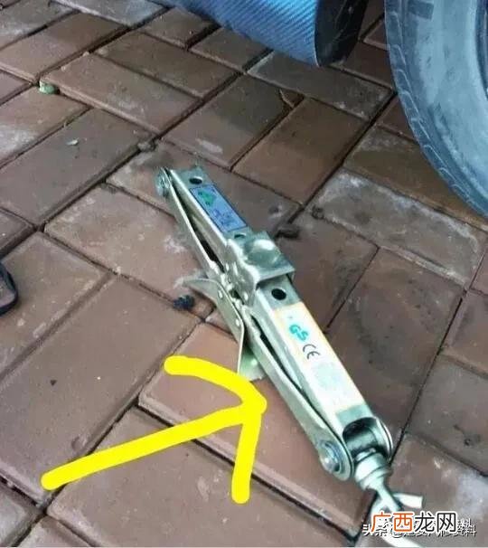 看看汽修师傅怎么开门的 电瓶没电机械钥匙打不开车门