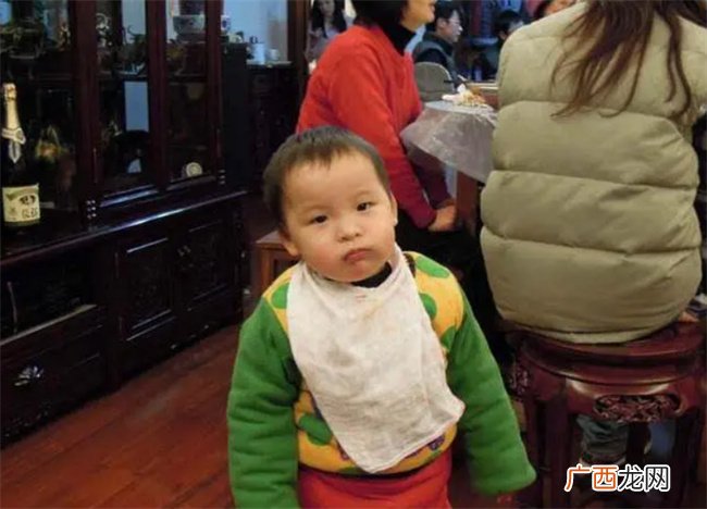 姥姥嫌弃孩子老是来家里吃饭 孩子回答让爸爸笑得合不拢嘴