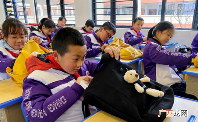 ?学校为减负要求学生不带书包回家 合理吗