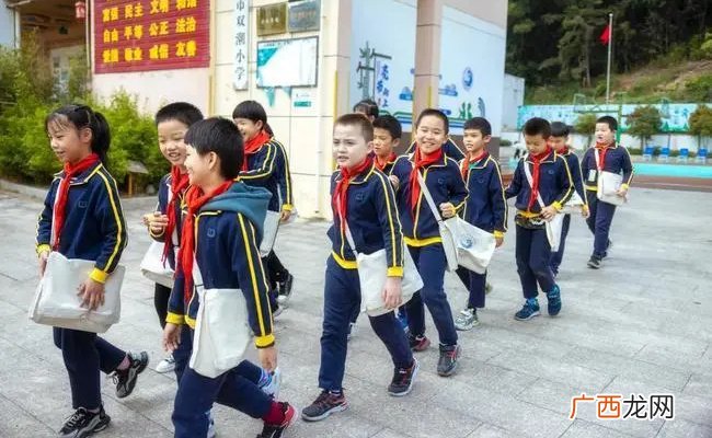 ?学校为减负要求学生不带书包回家 合理吗